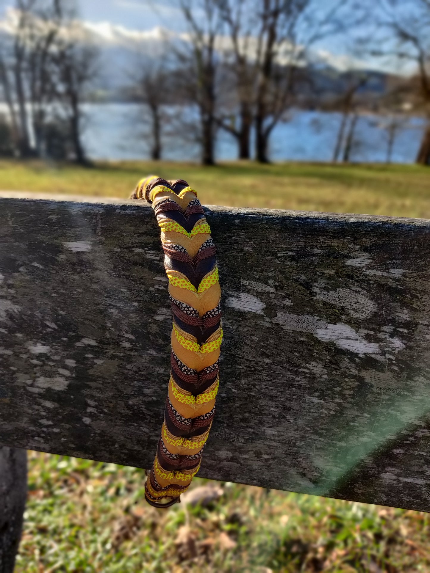 Halsband "Leder küsst Honigbiene"