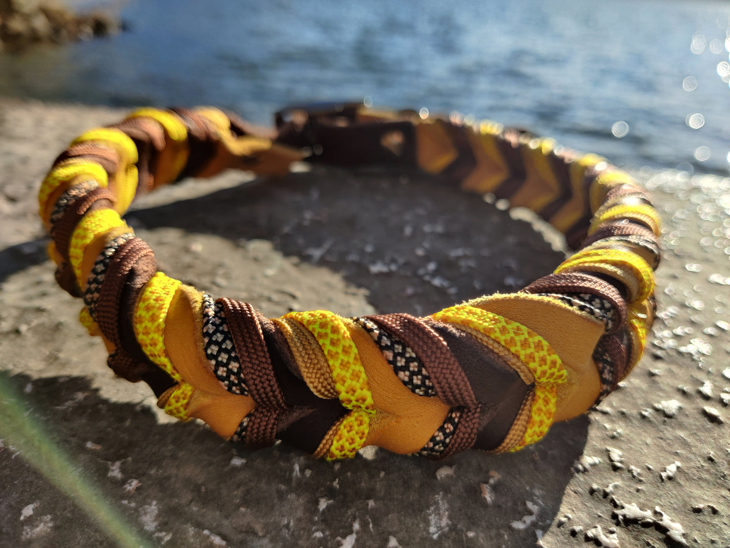 Halsband "Leder küsst Honigbiene"